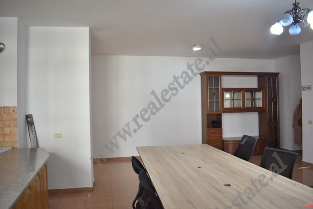 Apartament 3+1 me qera afer qendres se Tiranes.

Apartamenti ndodhet ne katin e katert te nje pall